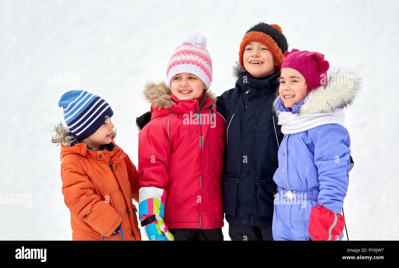 Ropa de invierno niños fotografías e imágenes alta resolución - Alamy