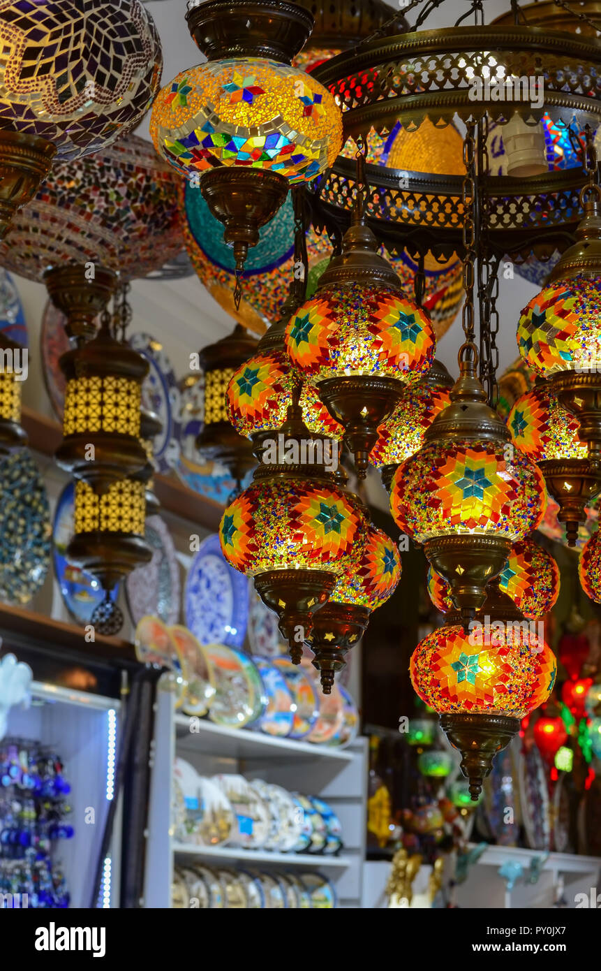 Turco tradicional artesanal de vidrio de colores luminosos. Gran Mercado, Estambul. Foto de stock