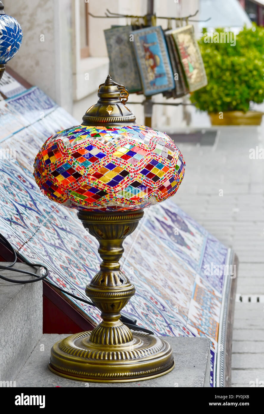 Artesanal de vidrio coloreado tradicional turco lanten. Estambul. Foto de stock