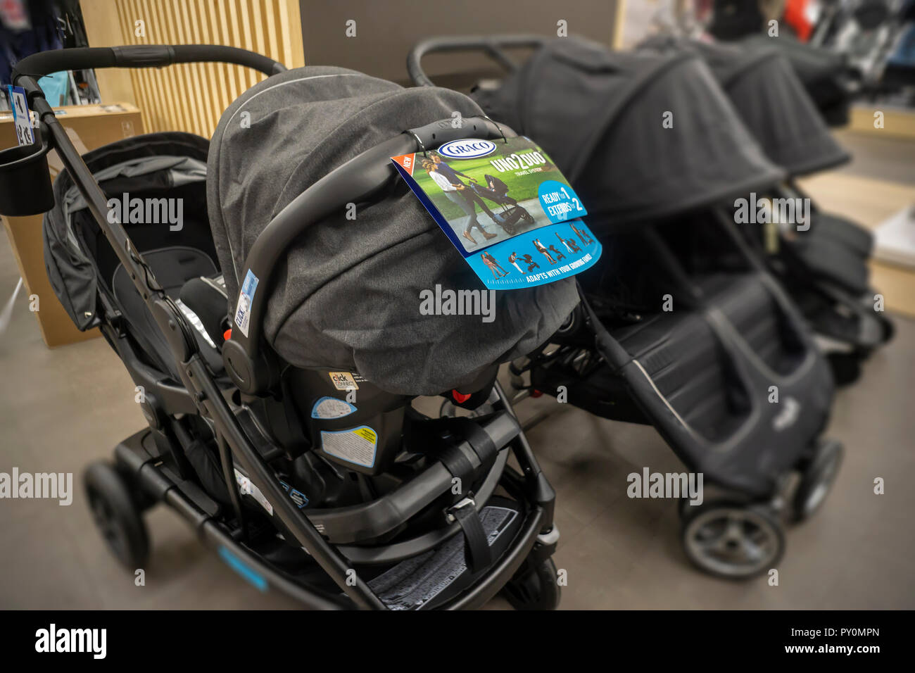 Un cochecito de bebé Graco con otras marcas en una tienda en Un cochecito de bebé Graco con otras marcas en una tienda en