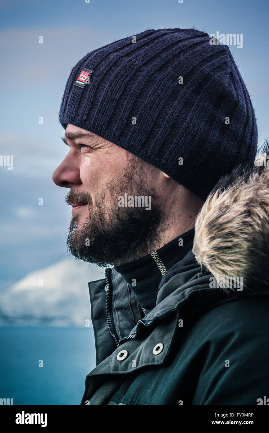 Barbudos en un día frío exterior en la ropa de invierno en Noruega  Fotografía de stock - Alamy