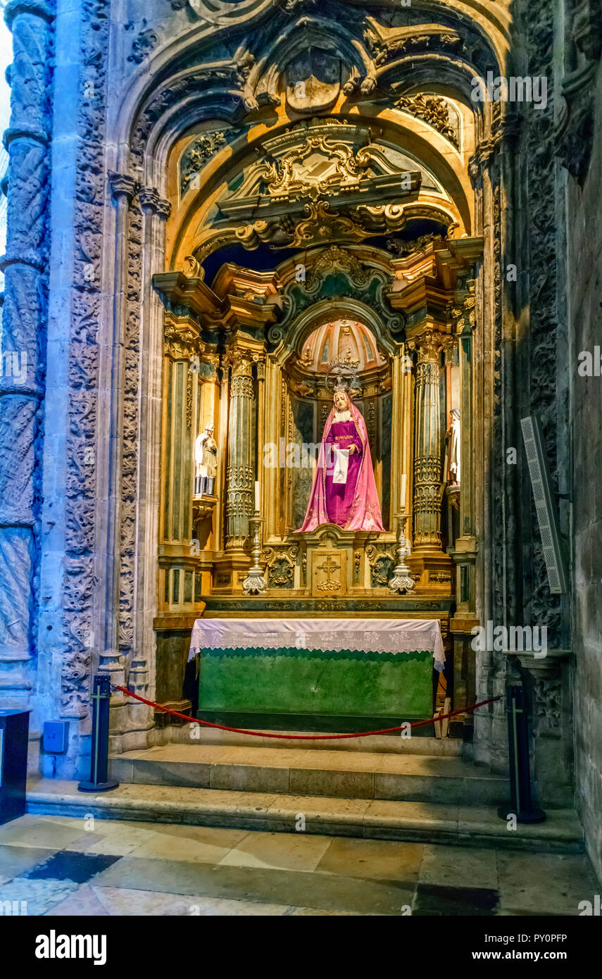 Estatua de la Virgen María dentro de Mosteiro dos Jerónimos Monasterio de Lisboa Portugal Foto de stock