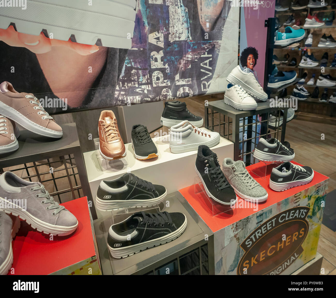 El calzado en un escaparate de una tienda Skechers en Nueva York el martes,  16 de octubre de 2018. (Â© Richard B. Levine Fotografía de stock - Alamy