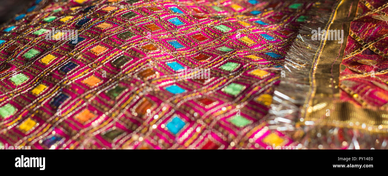 Telas decorativas utilizadas durante las ceremonias Hindúes. Útiles como  fondos coloridos Fotografía de stock - Alamy