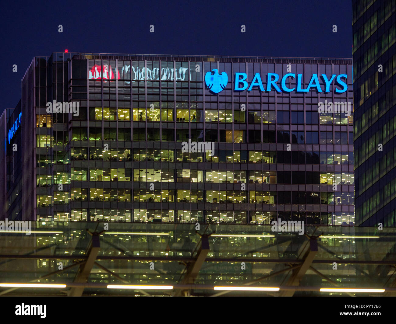 Sede del Banco Barclays HQ Oficina Central - Barclays Bank Tower Canary Wharf London - luces de Torre HSBC reflejado Foto de stock