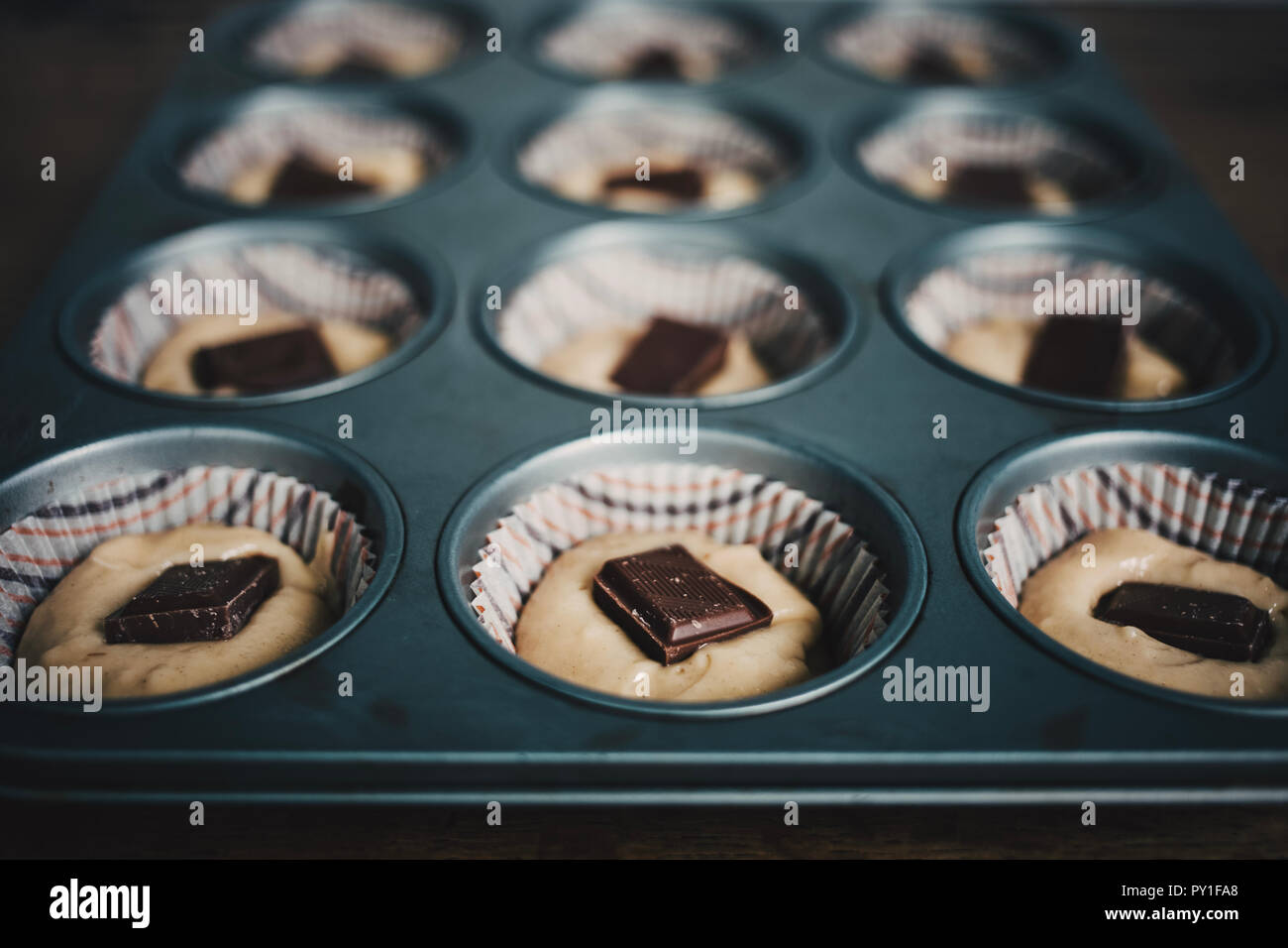 Papel magdalenas con chocolate y bollos de masa Fotografía de stock - Alamy