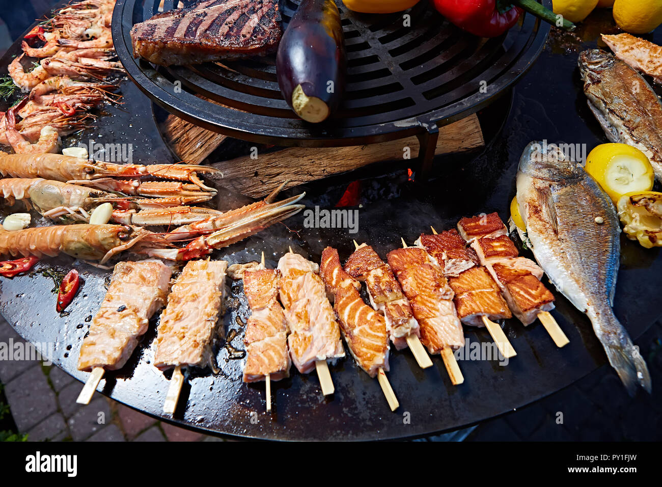 Marisco fresco a la parrilla: camarones, pescado, pulpo, ostras barbacoa  barbacoa para cocinar alimentos de fondo Fotografía de stock - Alamy
