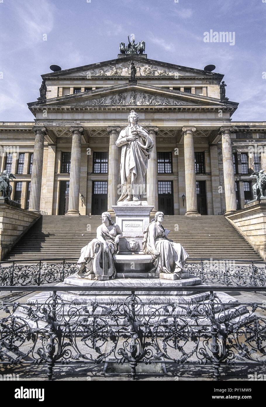Konzerthaus am Gendarmenmarkt, Schiller-Denkmal, Berlín, Alemania Foto de stock