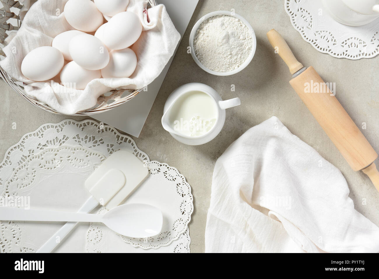 Plano de cocción laicos Still Life: artículos de cocina predominantemente blanca para hornear. Foto de stock
