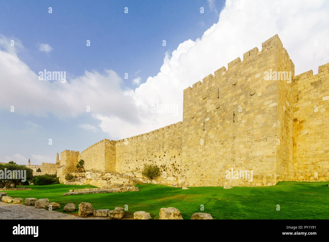 Las antiguas murallas de la ciudad y la Torre de David, en Jerusalén, Israel Foto de stock