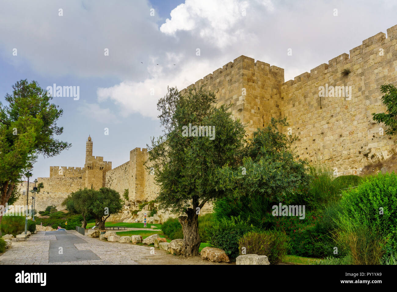 Las antiguas murallas de la ciudad y la Torre de David, en Jerusalén, Israel Foto de stock