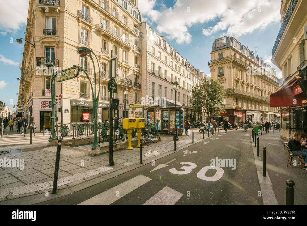 Los edificios históricos y la estación de metro de entrada de señal en el 2º arrondissement, Monsigny street, París, Francia Foto de stock
