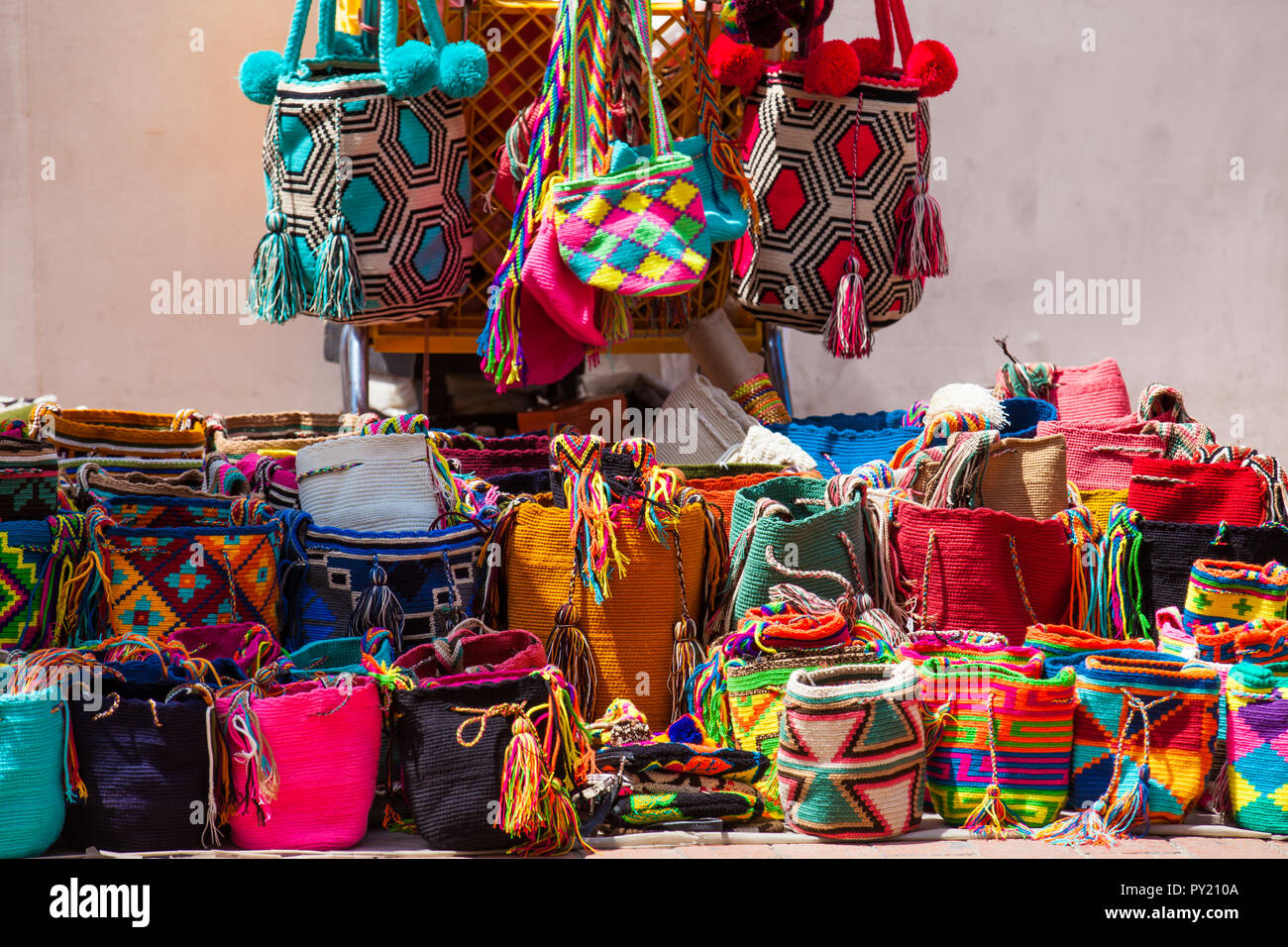 Bolsos wayuu fotografías e imágenes de alta resolución - Alamy