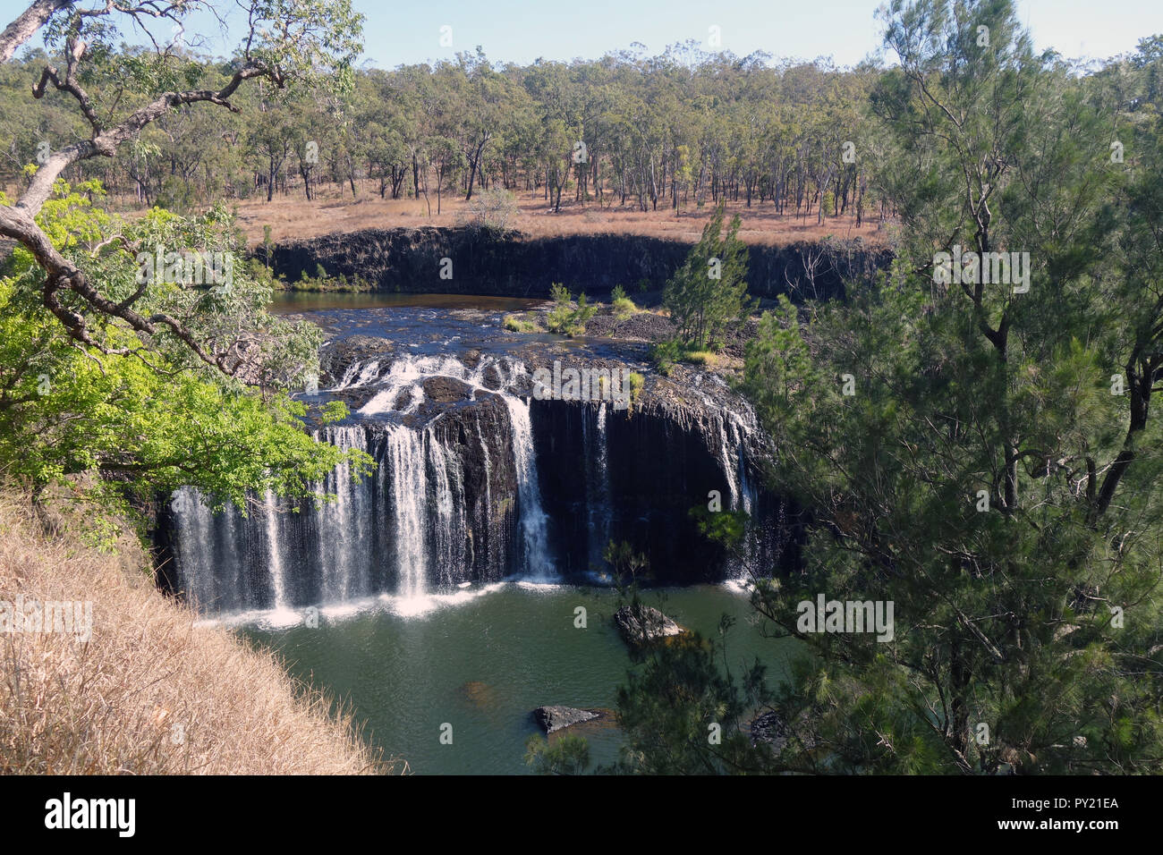 Millstream Falls en finales de la estación seca, cerca de Ravenshoe, Queensland, Australia Foto de stock