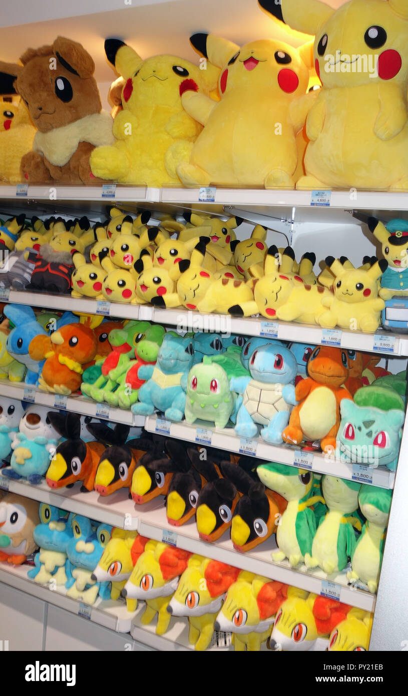 Estantes de juguetes pokemon, Osaka, Japón. No hay PR Foto de stock