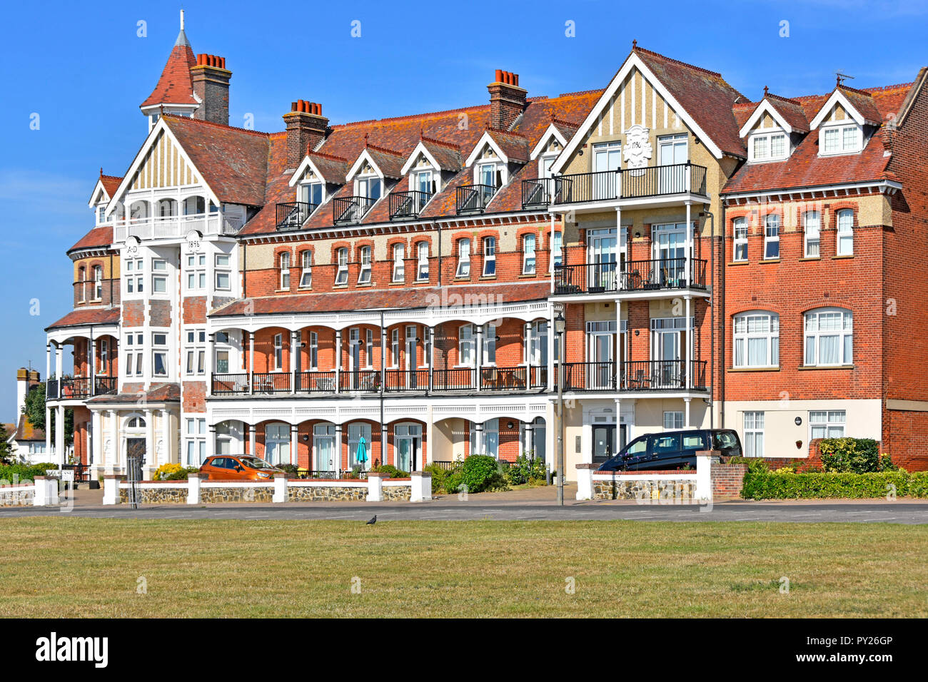 Edificio victoriano fue el Grand Hotel en Paseo marítimo ahora Grand Apartamentos alojamiento en el complejo de vacaciones junto al mar en el mar Frinton Essex UK Foto de stock