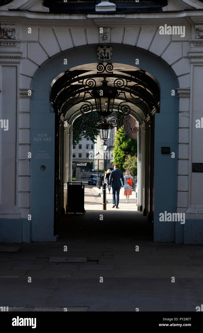 Carey entrada desde la calle a la Plaza Nueva, Lincoln's Inn, Inns of Court, Londres, Reino Unido. Foto de stock