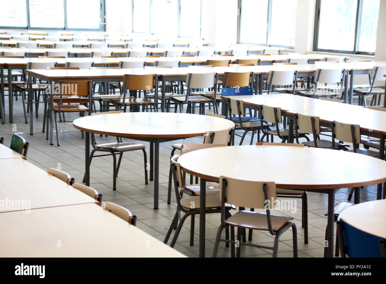 Cantina De La Escuela, Cafetería, Los Niños Toman La Bandeja Con