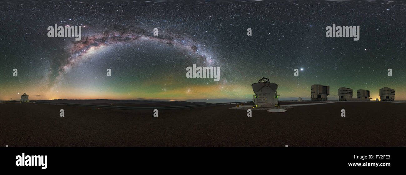 Una impresionante panorámica equirectangular proyectada de los cuatro del  Gran Telescopio (VLT) Unidad de telescopios (UTS) en ESO Paranal del  Observatorio en Chil Fotografía de stock - Alamy