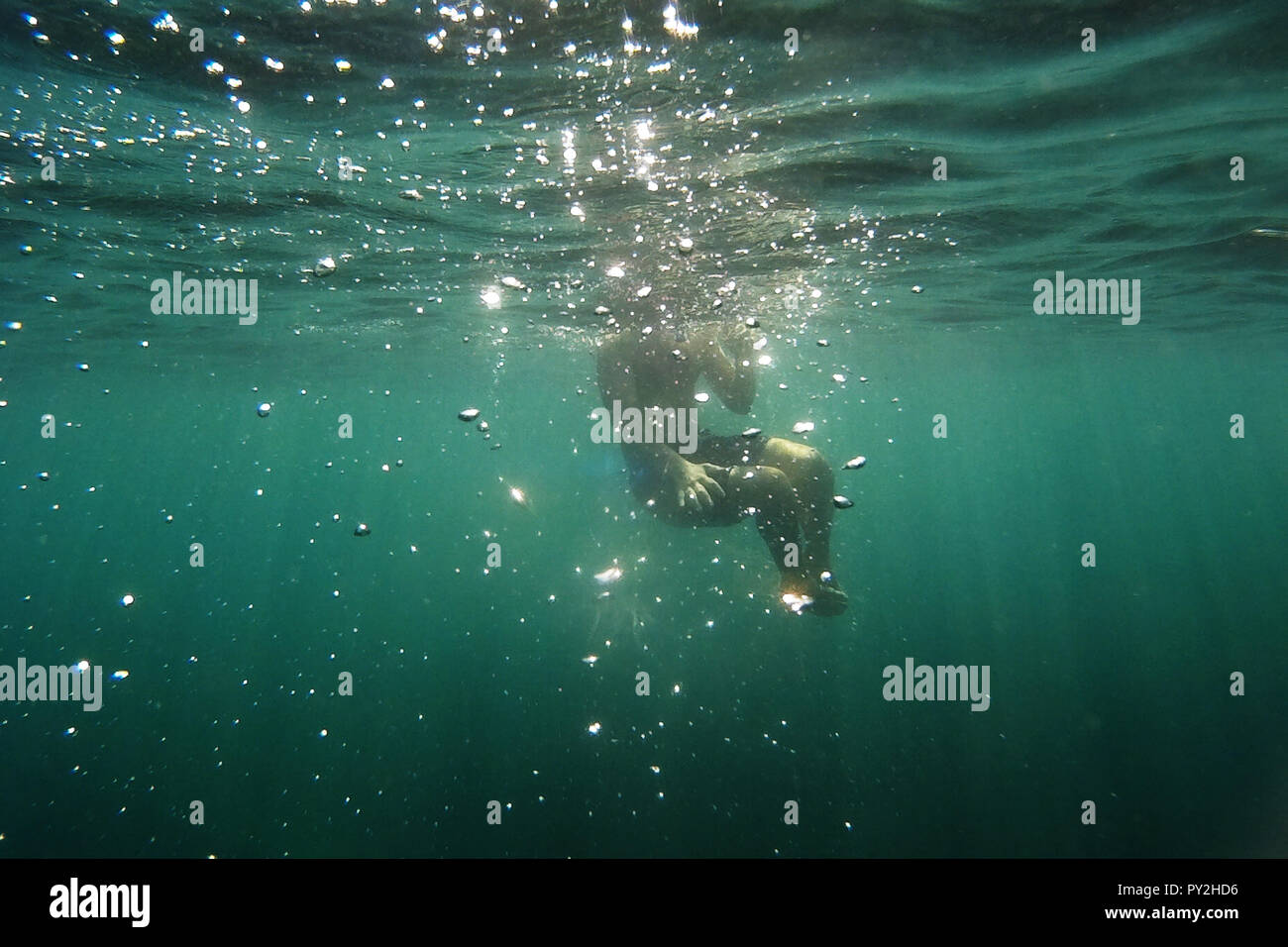 Hombre natación subacuática, Malta Foto de stock