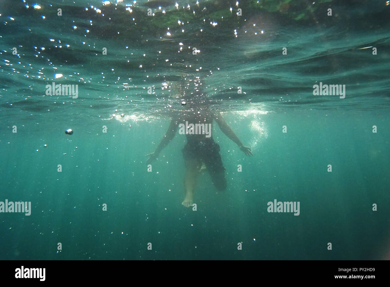 Hombre natación subacuática, Malta Foto de stock