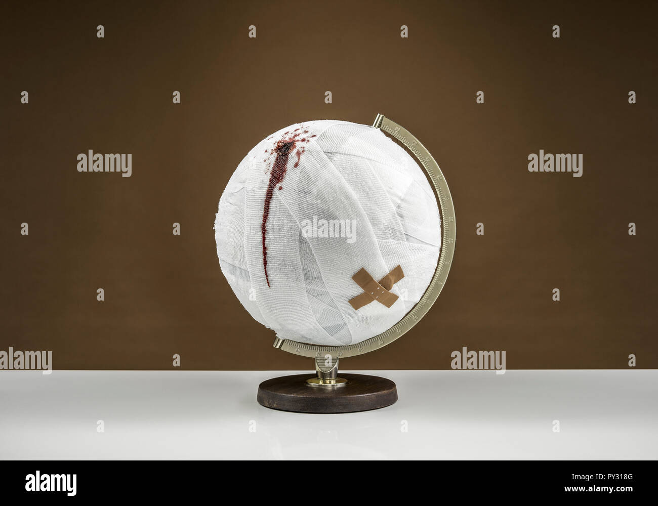 Globus mit Verband und Verletzung, Symbolbild Foto de stock