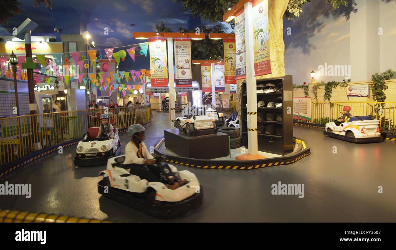 KidZania Dubai ofrece a los niños y a sus padres un lugar seguro y muy  realista el ambiente educacional en Dubai Mall Fotografía de stock - Alamy