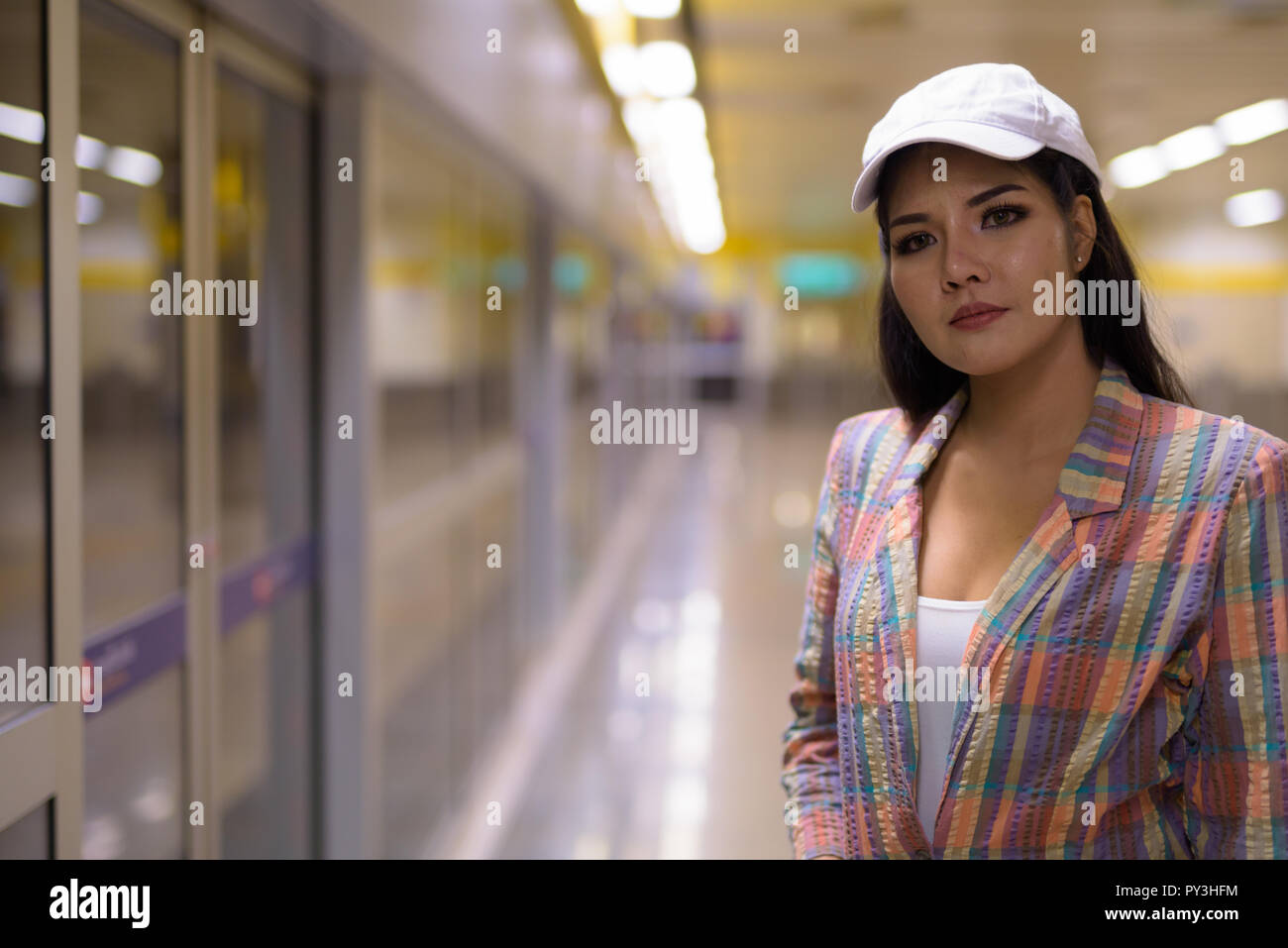 Turismo Asiático mujer esperando el tren en la estación de metro Foto de stock