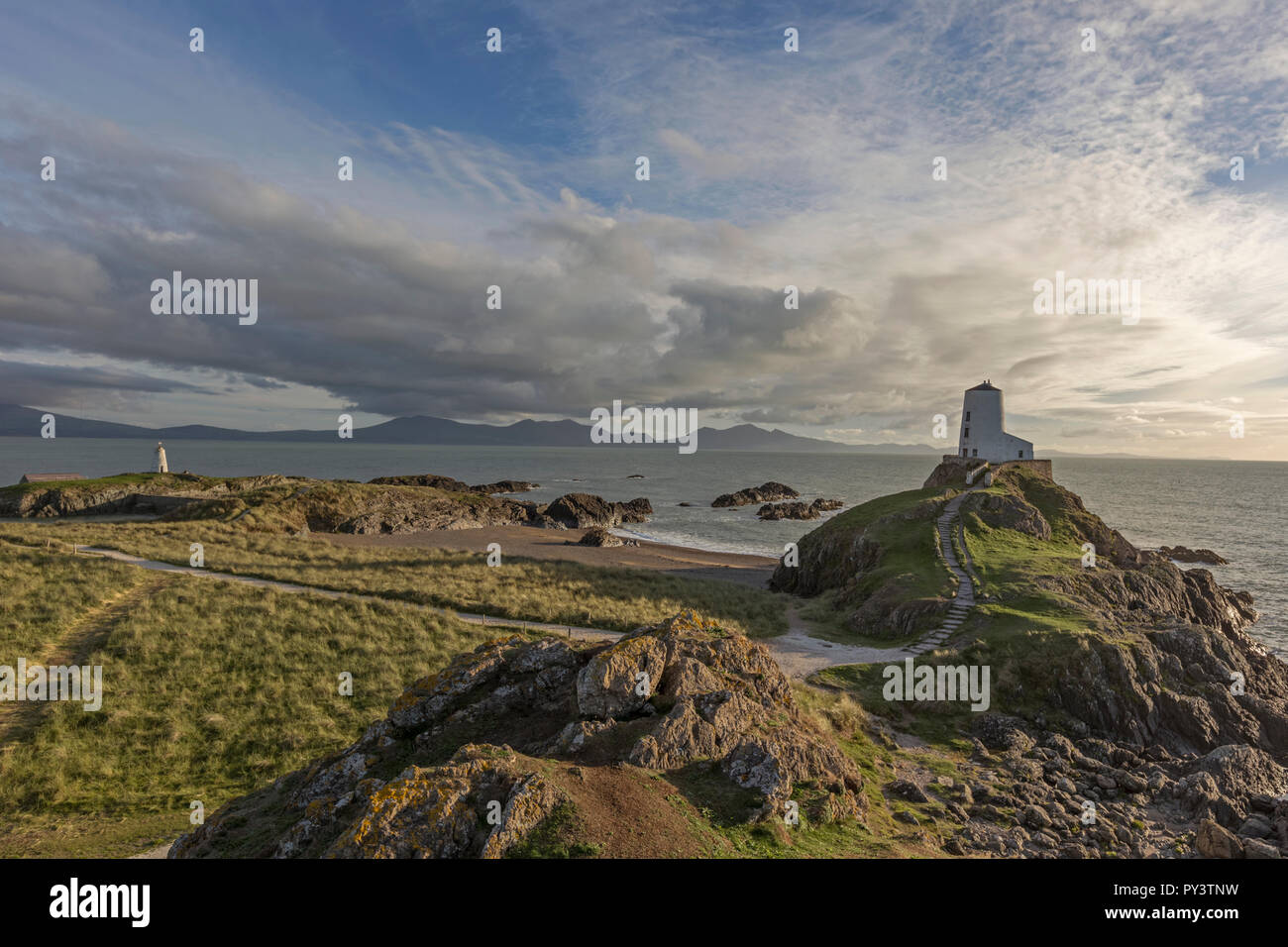 Luz del atardecer sobre la isla Llanddwyn, Anglesey, Norte de Gales, Reino Unido Foto de stock