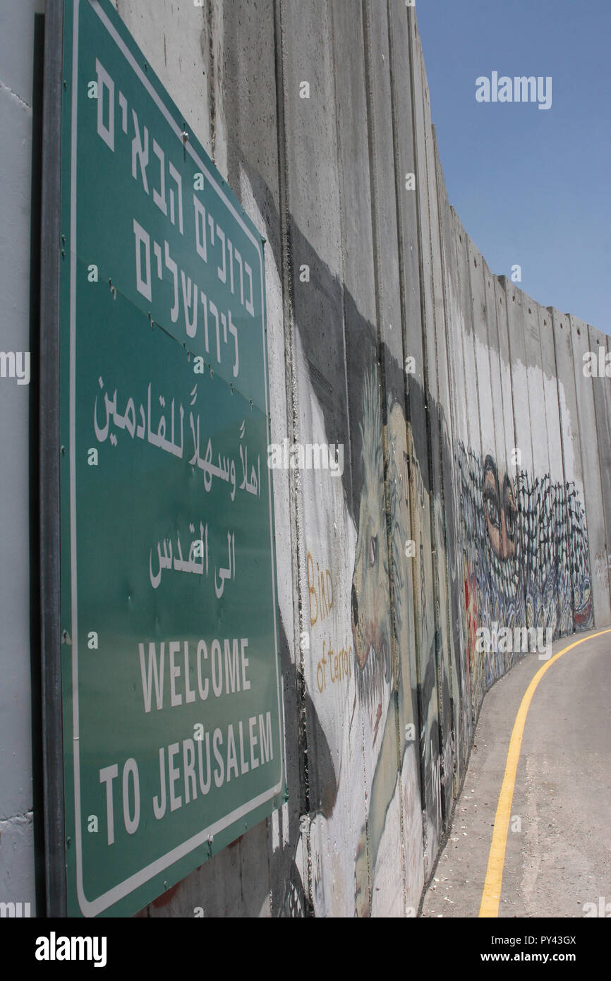 JERUZALEM, ISRAEL JULI 11, 2004 Bienvenidos a Jerusalén a firmar en