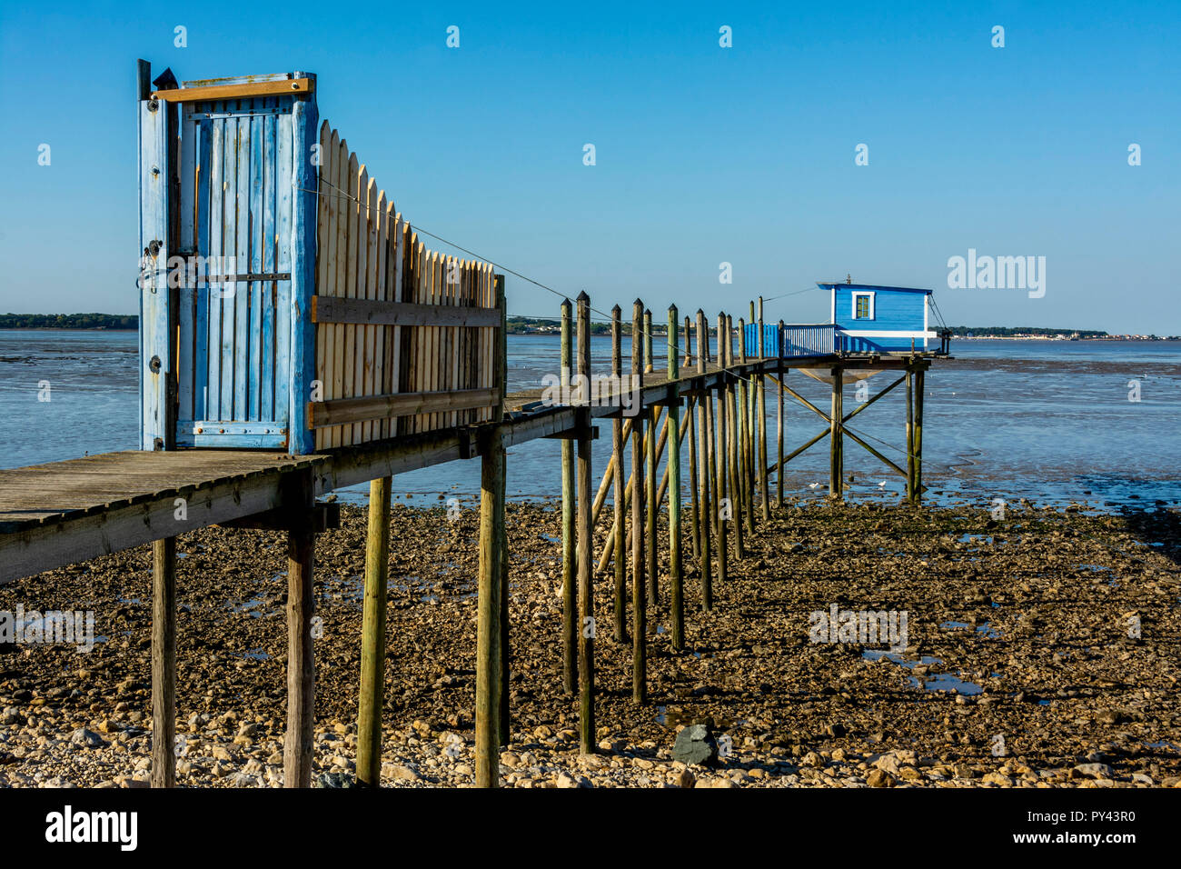 La pesca tradicional cabañas sobre pilotes (carrelets) cerca de Châtelaillon-Plage, Charente Maritime, Nouvelle-Aquitaine, Francia Foto de stock
