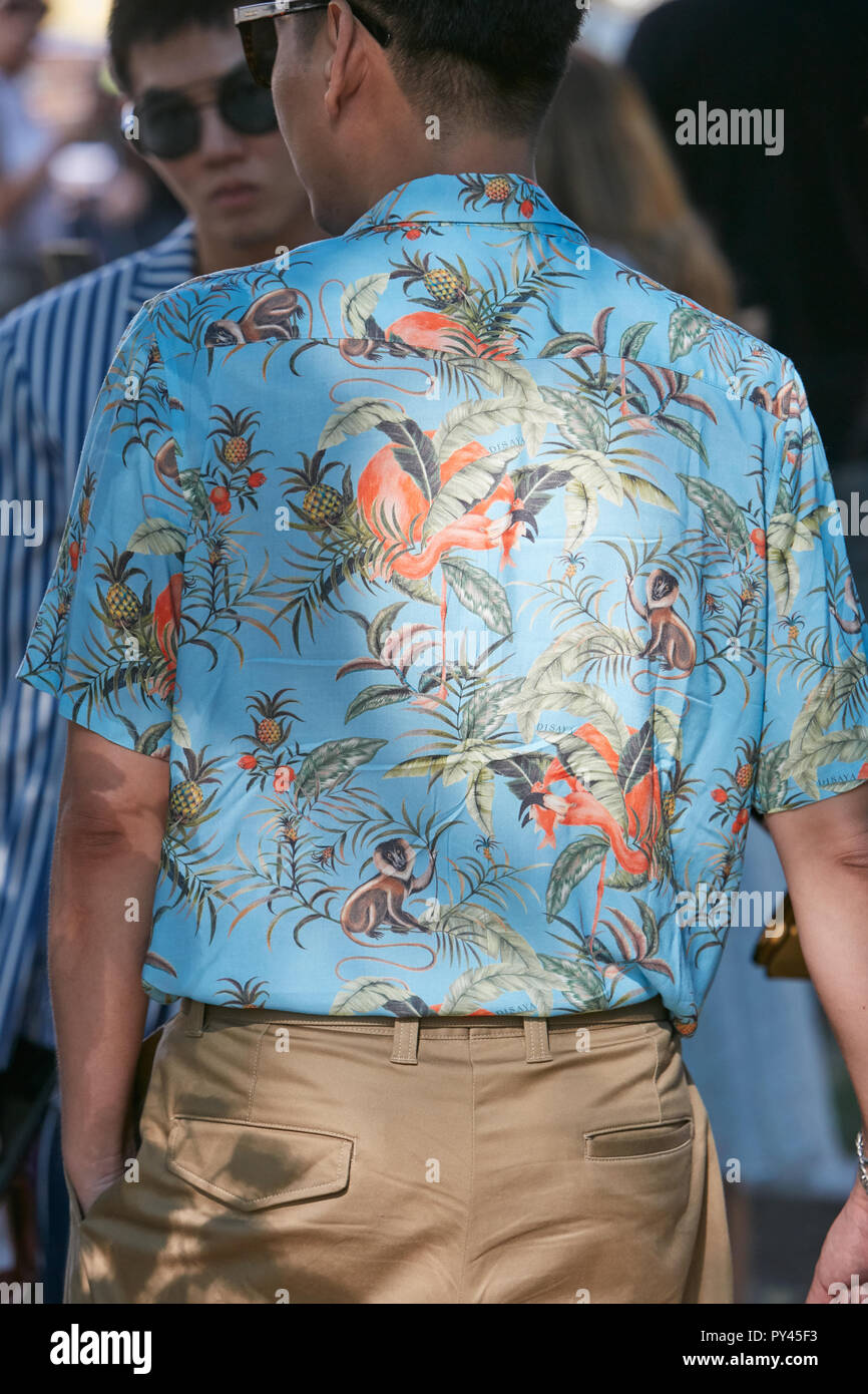 Milán, Italia - 23 de de 2018: El Hombre con camisa azul con patrón tropical con flamingo, frutas, hojas y monos antes de Giorgio Armani sh Fotografía de stock - Alamy