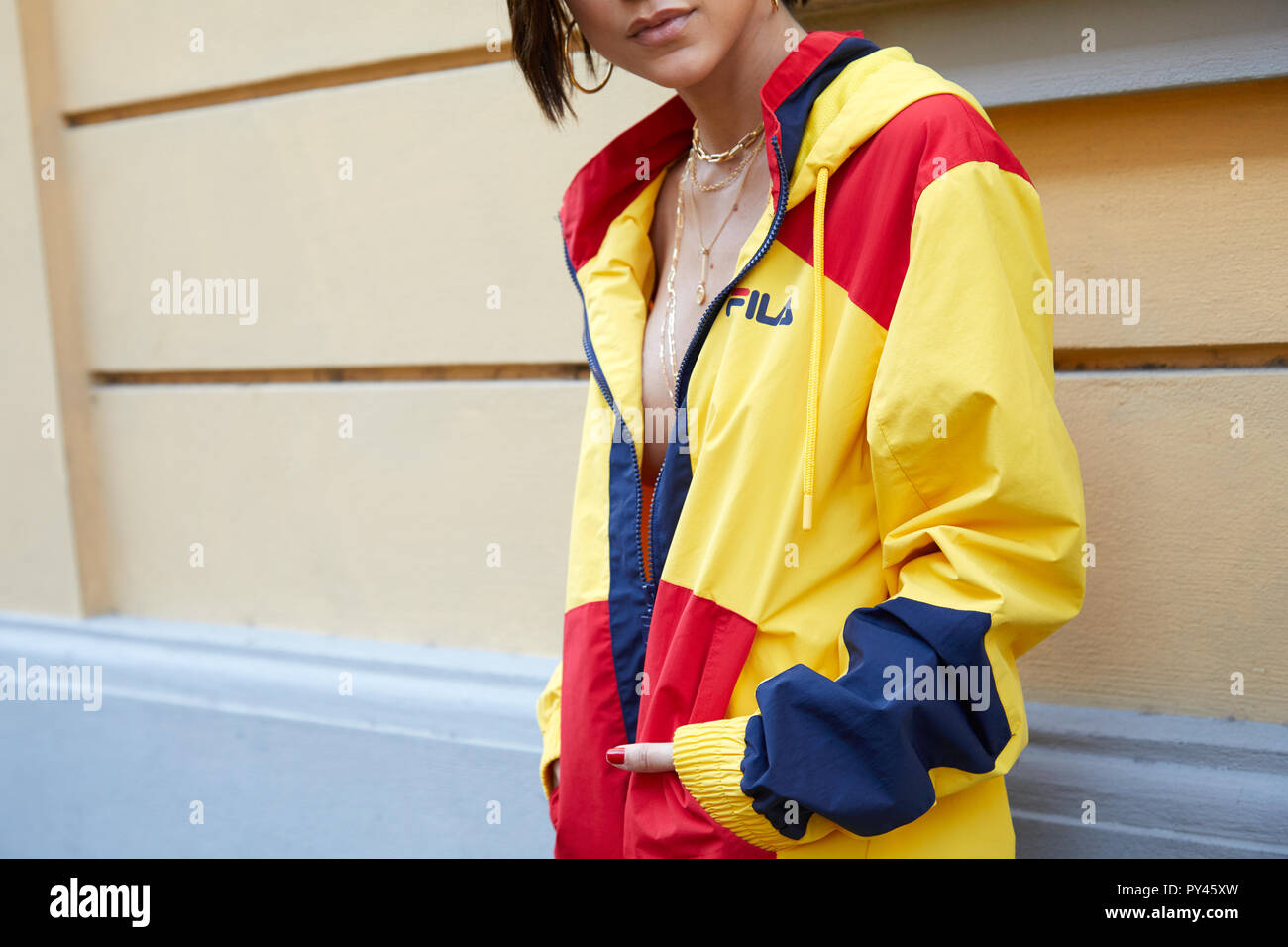 Ernest Shackleton Puntualidad Funcionar Milán, Italia - 23 de septiembre de 2018: Una mujer con el color amarillo,  rojo y azul chaqueta de fila en fila antes de Fashion show, la Semana de la  moda de