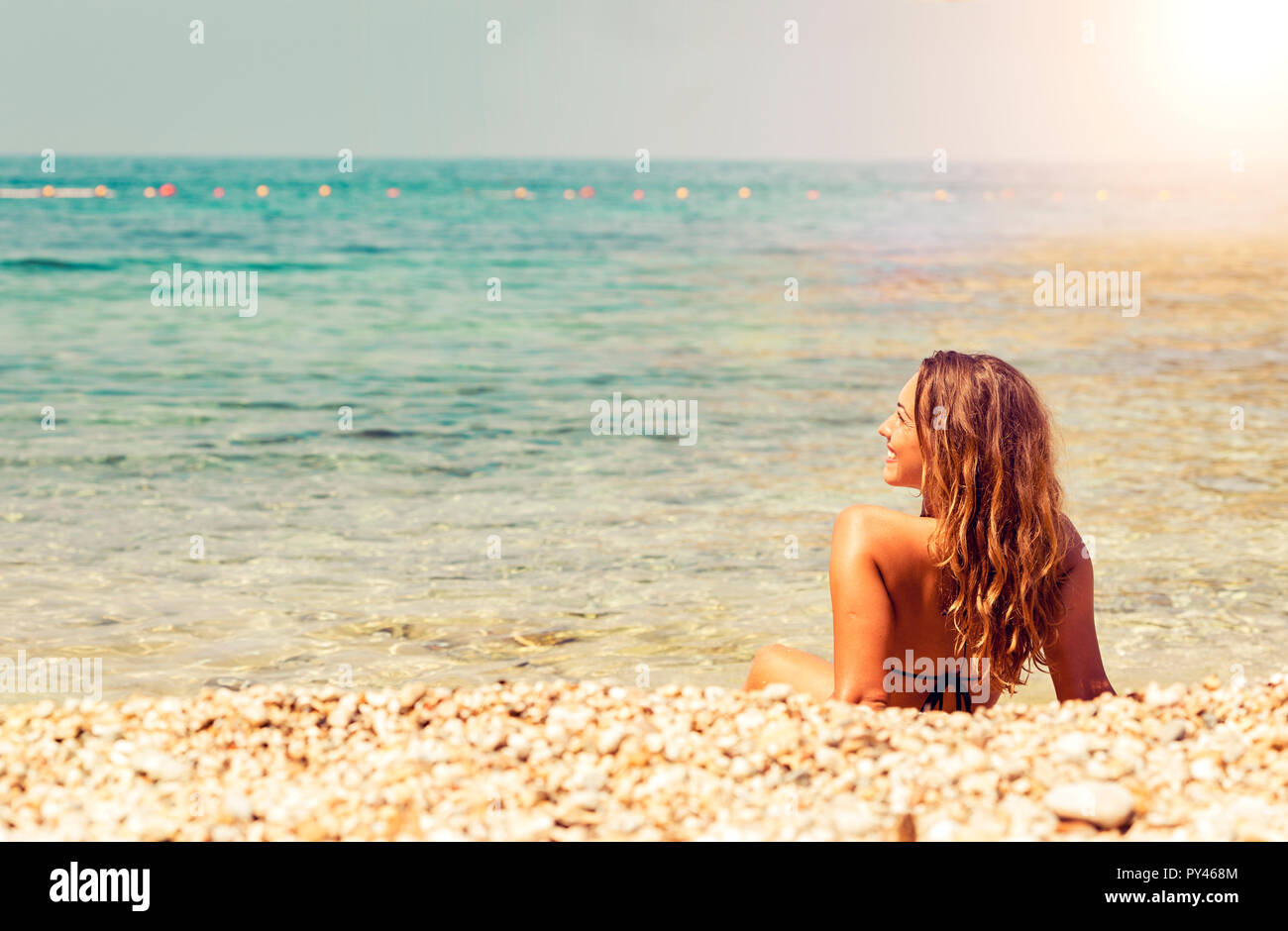 pics Atardecer Fotos De Chicas En La Playa De Espalda https www alamy es hermosa joven acostado en la playa al atardecer en su espalda image223212884 html