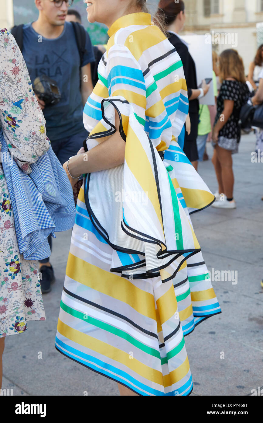 Milán, Italia 23 de septiembre de 2018: Mujer con amarillo, blanco, verde y vestido de antes Ujoh Fashion Show, Semana de la moda de Milán street style Fotografía