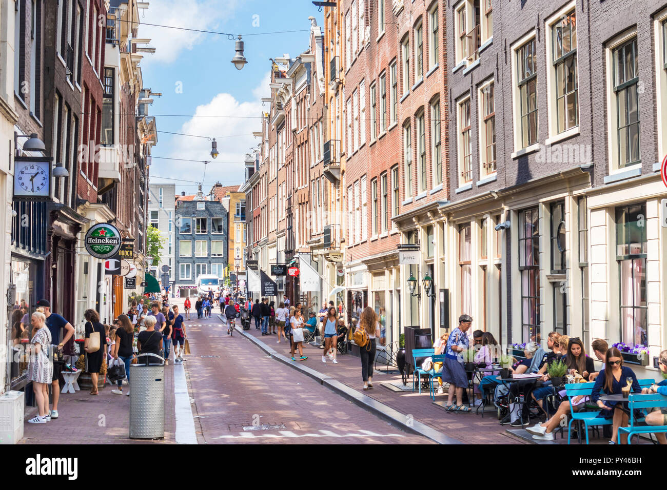 Amsterdam Reestraat parte de la moderna zona de nueve calles de moda, tiendas, restaurantes, cafeterías, librerías, tiendas de interiorismo de Amsterdam de la UE Foto de stock