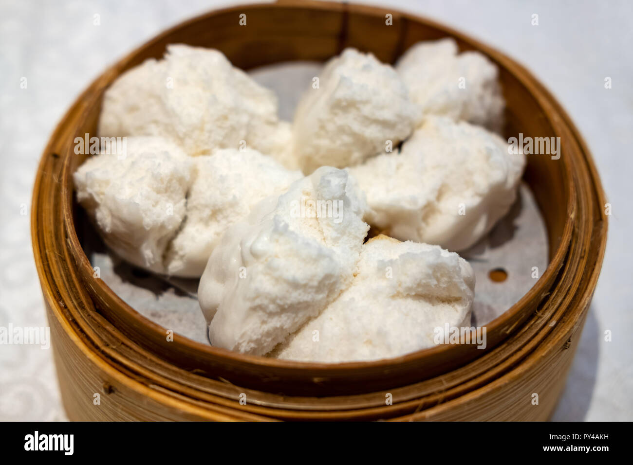 Cha siu bao es un cantonés lleno de cerdo barbacoa bun Foto de stock