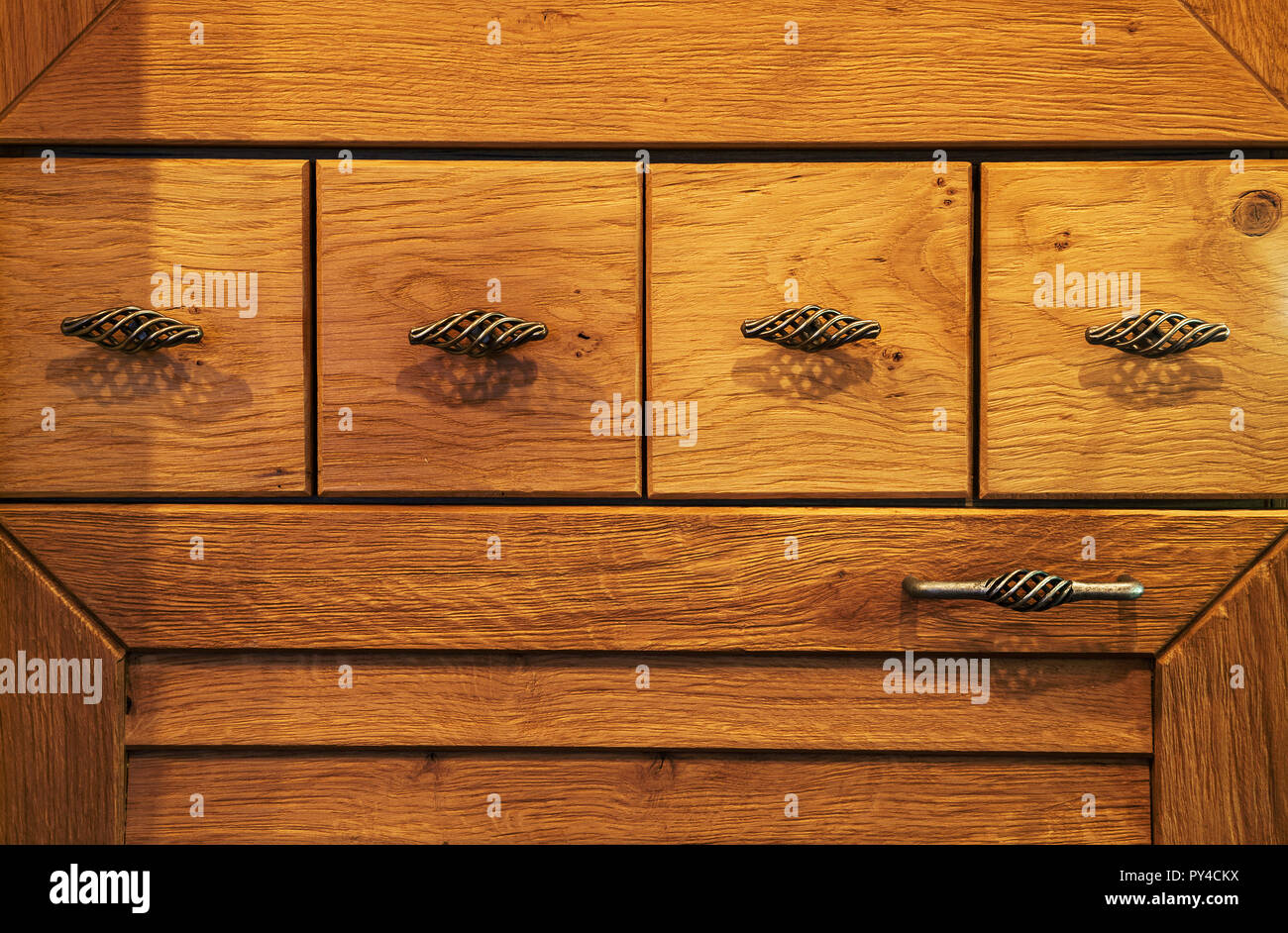 Cajones de madera pequeños, parte de muebles de madera en la cocina  Fotografía de stock - Alamy