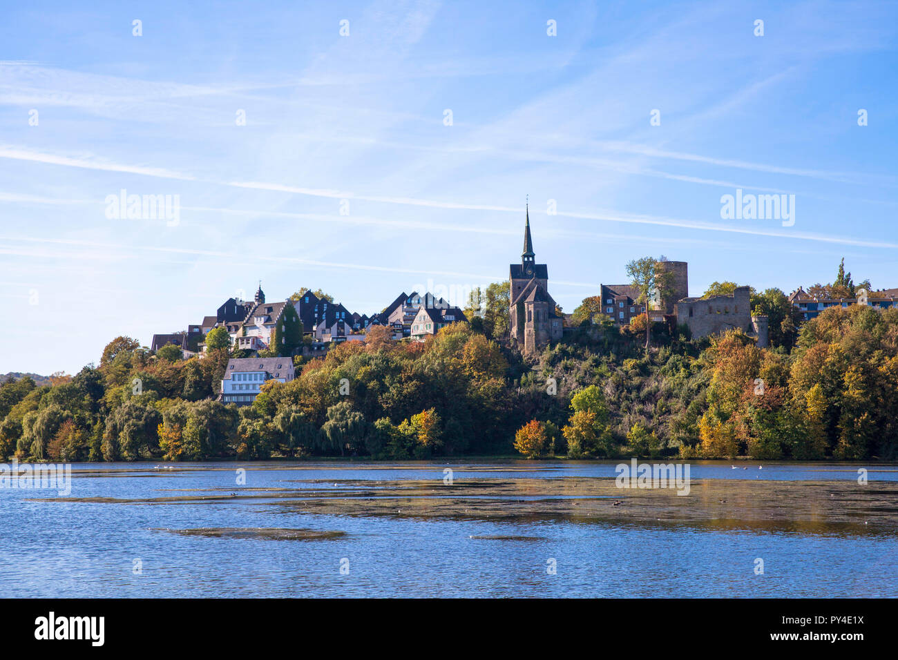 Alemania, la ciudad de húmedo en el río Ruhr, lago Harkort, vista a la iglesia protestante y el castillo más húmedas. Deutschland, Stadt Wetter an der Ru Foto de stock