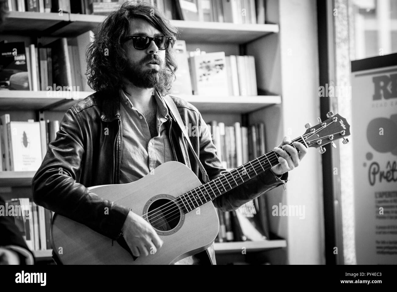 Matteo Mobrici, hombre delante de la Canova band, presenta su libro "diez  personajes en búsqueda de Vodka' en Feltrinelli Rojo en via Sabotino en  Milán. (Foto por Pamela Rovaris/Pacific Press Fotografía de