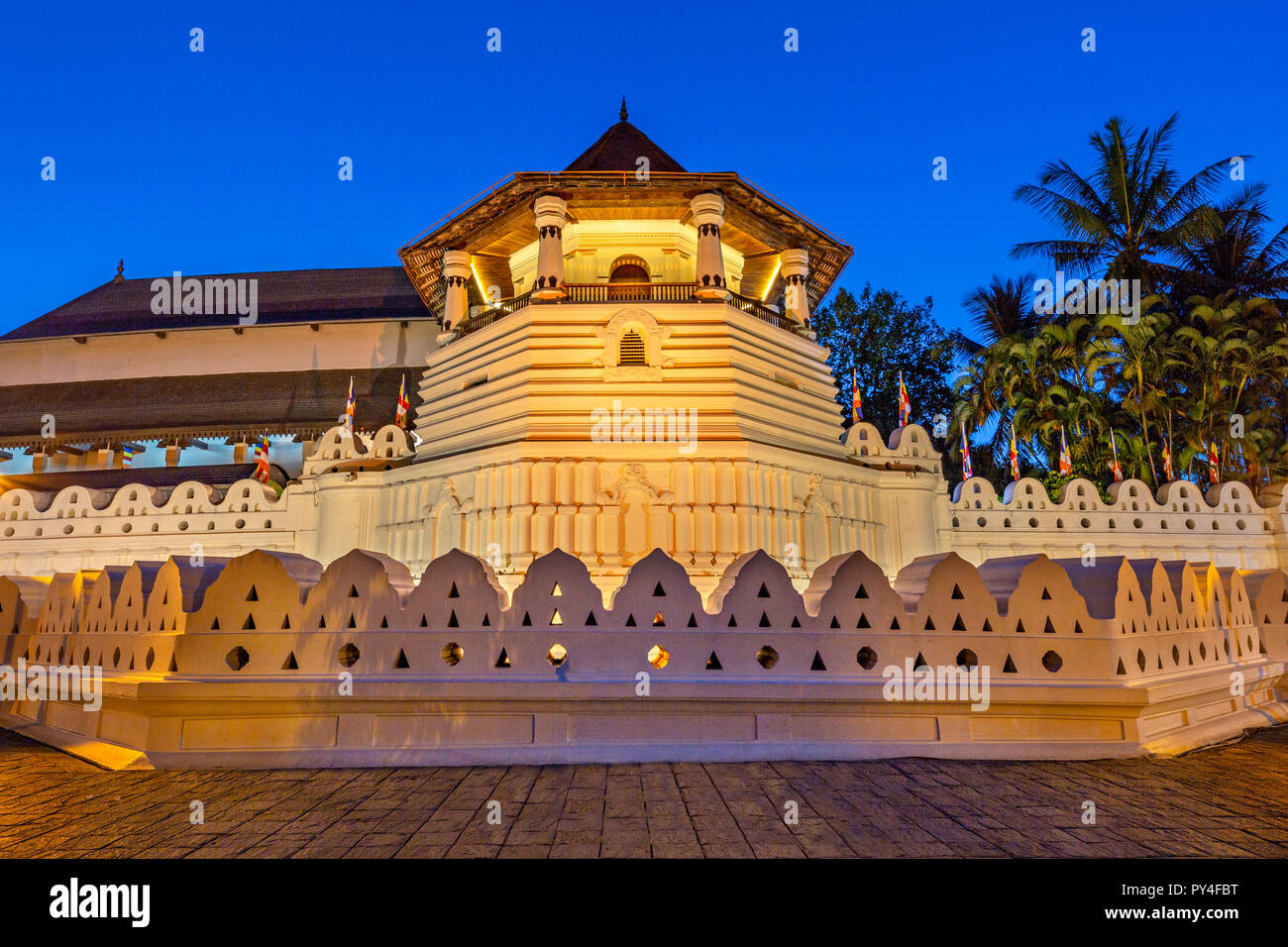 Templo de la Reliquia del Diente en la penumbra, en Kandy, Sri Lanka Foto de stock
