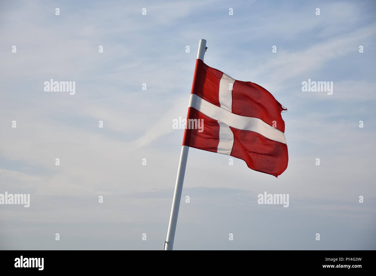 Fahne, Flagge, Dänemark, dänisch, Tierra Danneborg, Daneborg, Tuch, Landesfahne, nación, Nationalflagge, Wehen, viento, Wolken, Meer, Fähre, Autofähre, S Foto de stock