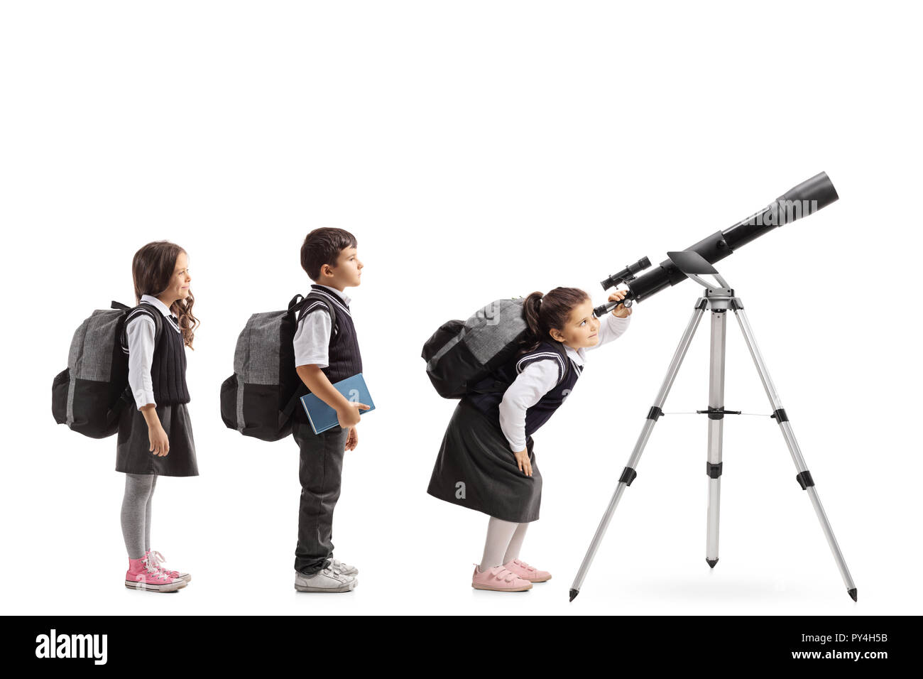 Los escolares esperando en la línea de mirar a través de un telescopio aislado sobre fondo blanco. Foto de stock