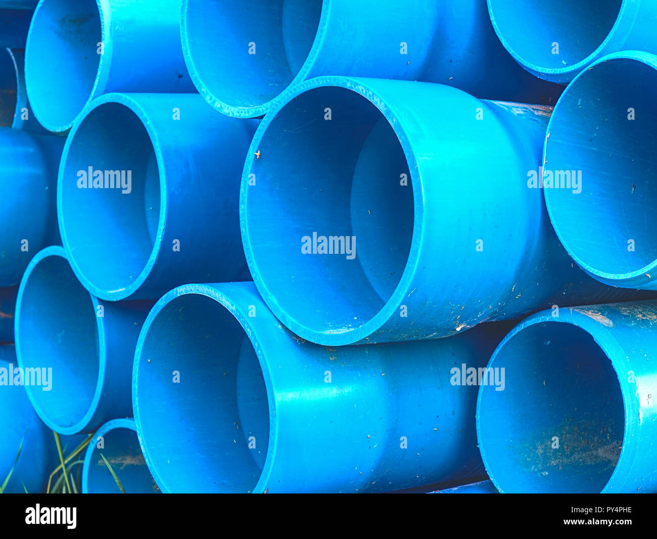 Haces de tubos de plástico azul para el transporte de agua. Lote de tubo  sitio en construcción Fotografía de stock - Alamy