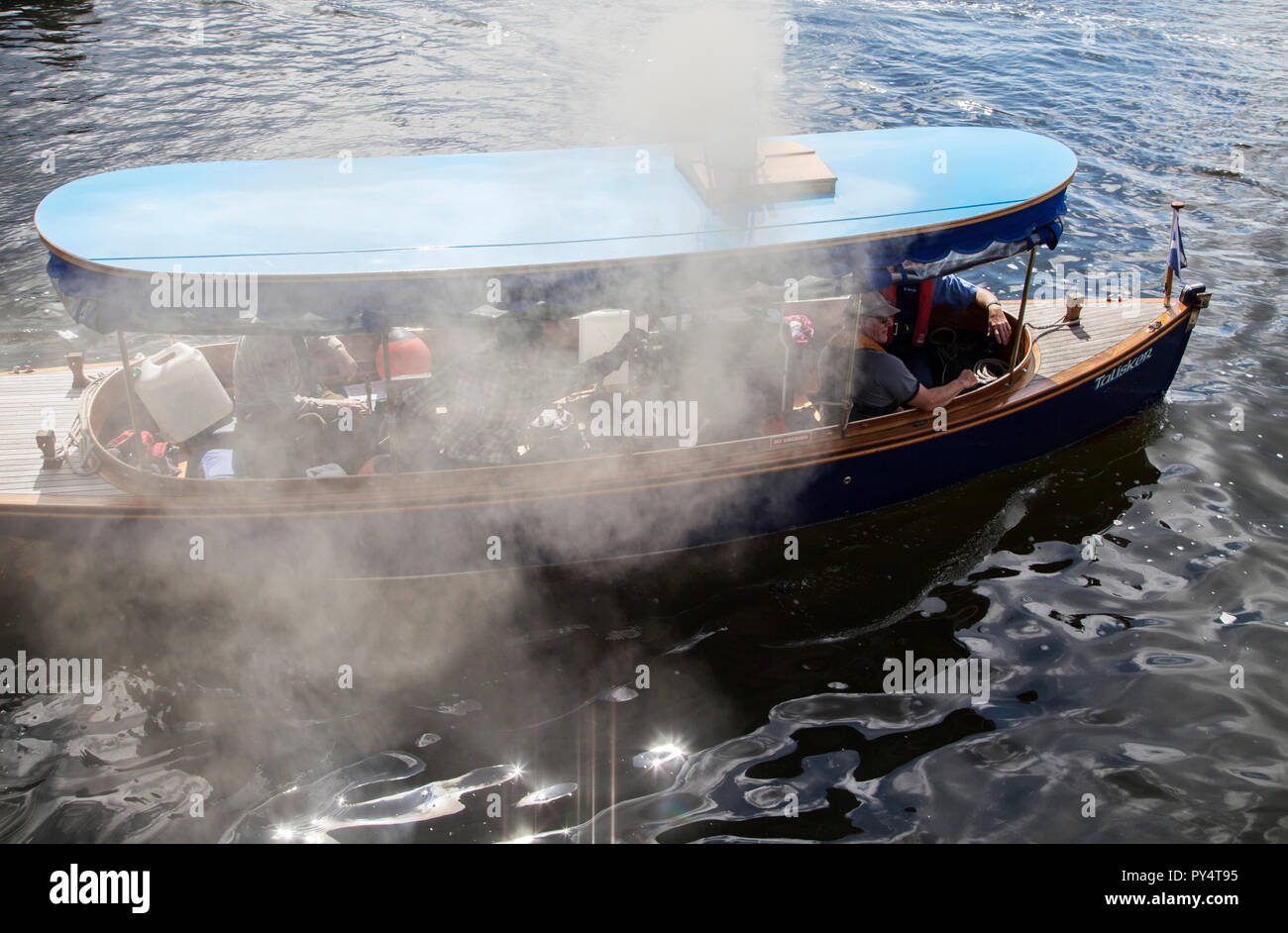 Steamboat 'Talisker' navegando por el río Clyde en Helensburgh, Escocia haciendo humo. Foto de stock