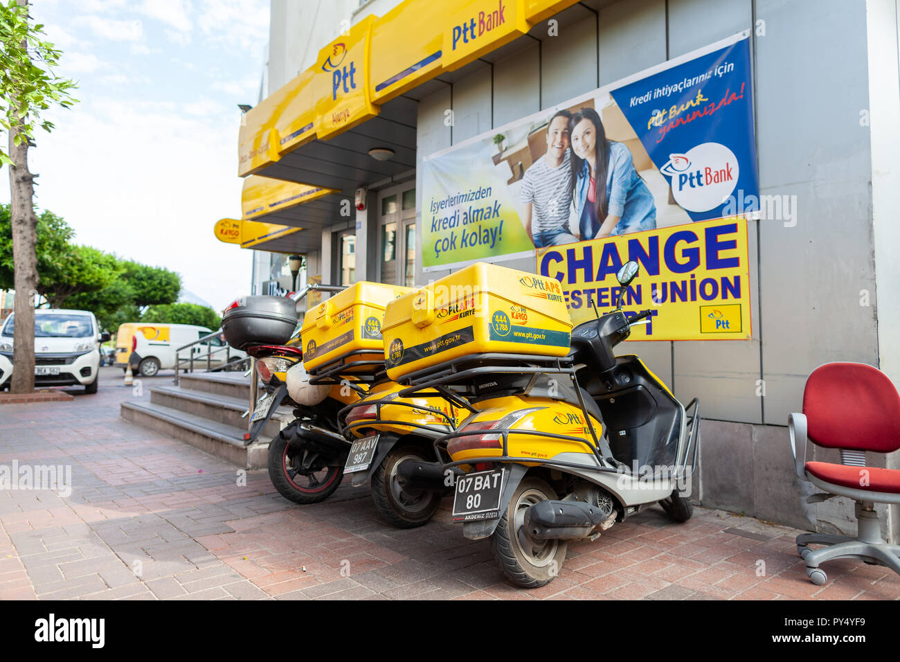 ALANYA / Turquía - 30 de septiembre de 2018: motos de PTT Post turco está en frente de la oficina de correos en Alanya Foto de stock