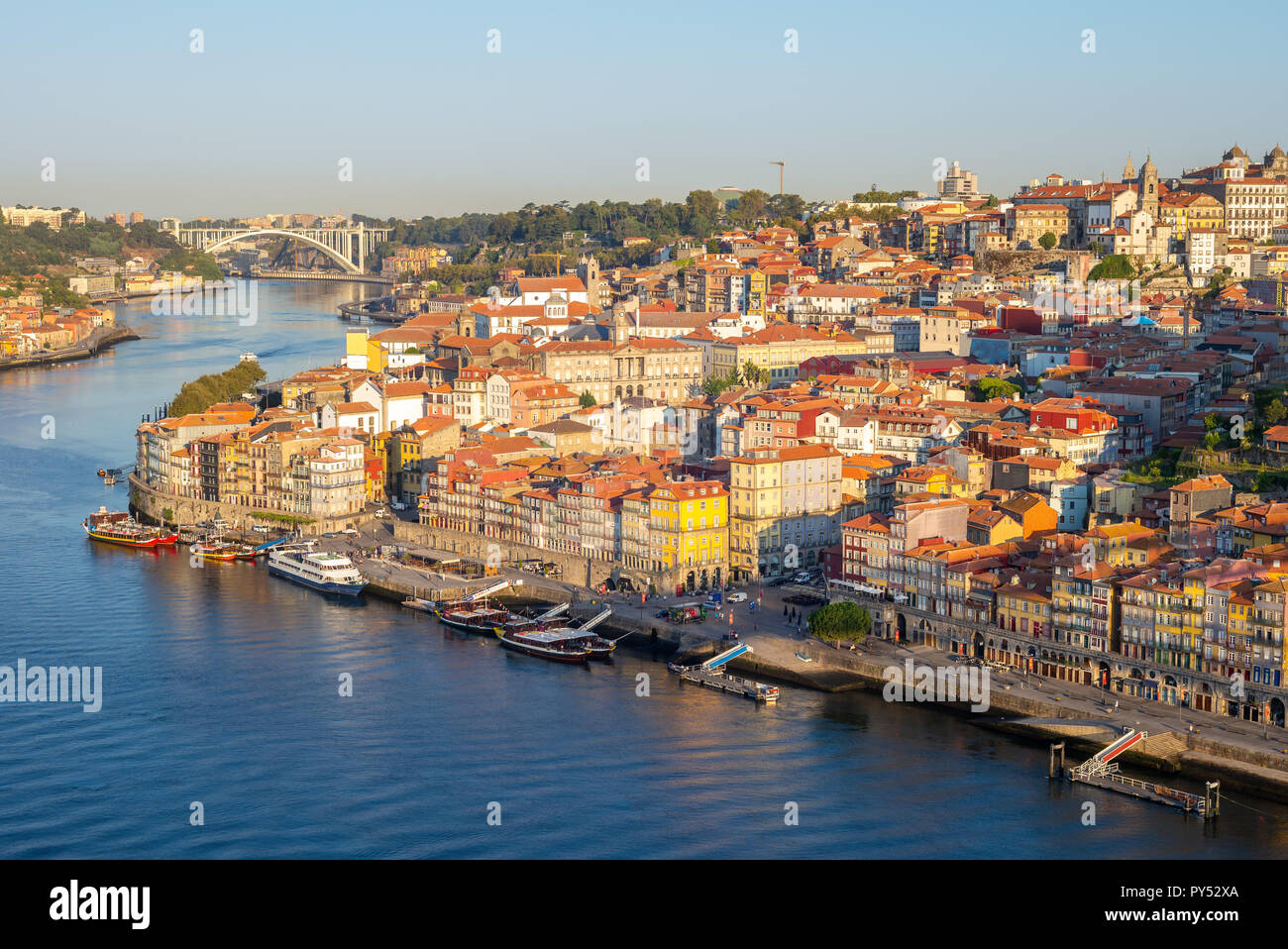 Vista aérea de Porto por el Río Douro, Portugal Foto de stock