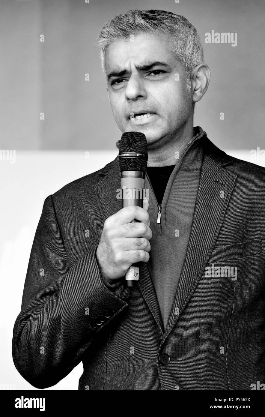 Sadiq Khan, Alcalde de Londres, hablando en el voto popular de marzo en apoyo de un segundo referéndum Brexit, Londres, 20 de octubre de 2018 Foto de stock