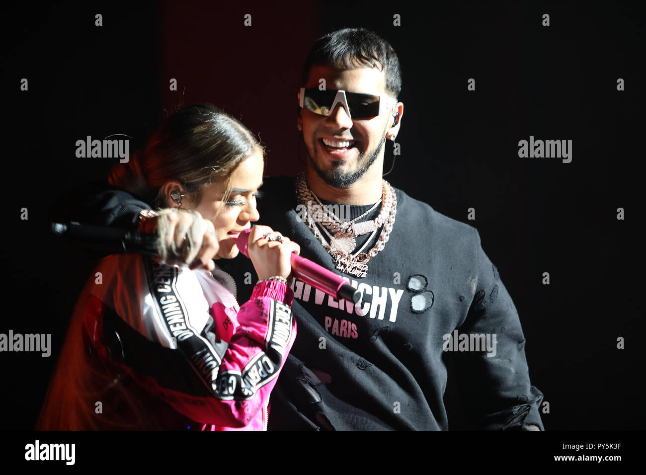 MIAMI, FL - 24 de octubre: Anuel AA y Karol G realice en el Karol G y