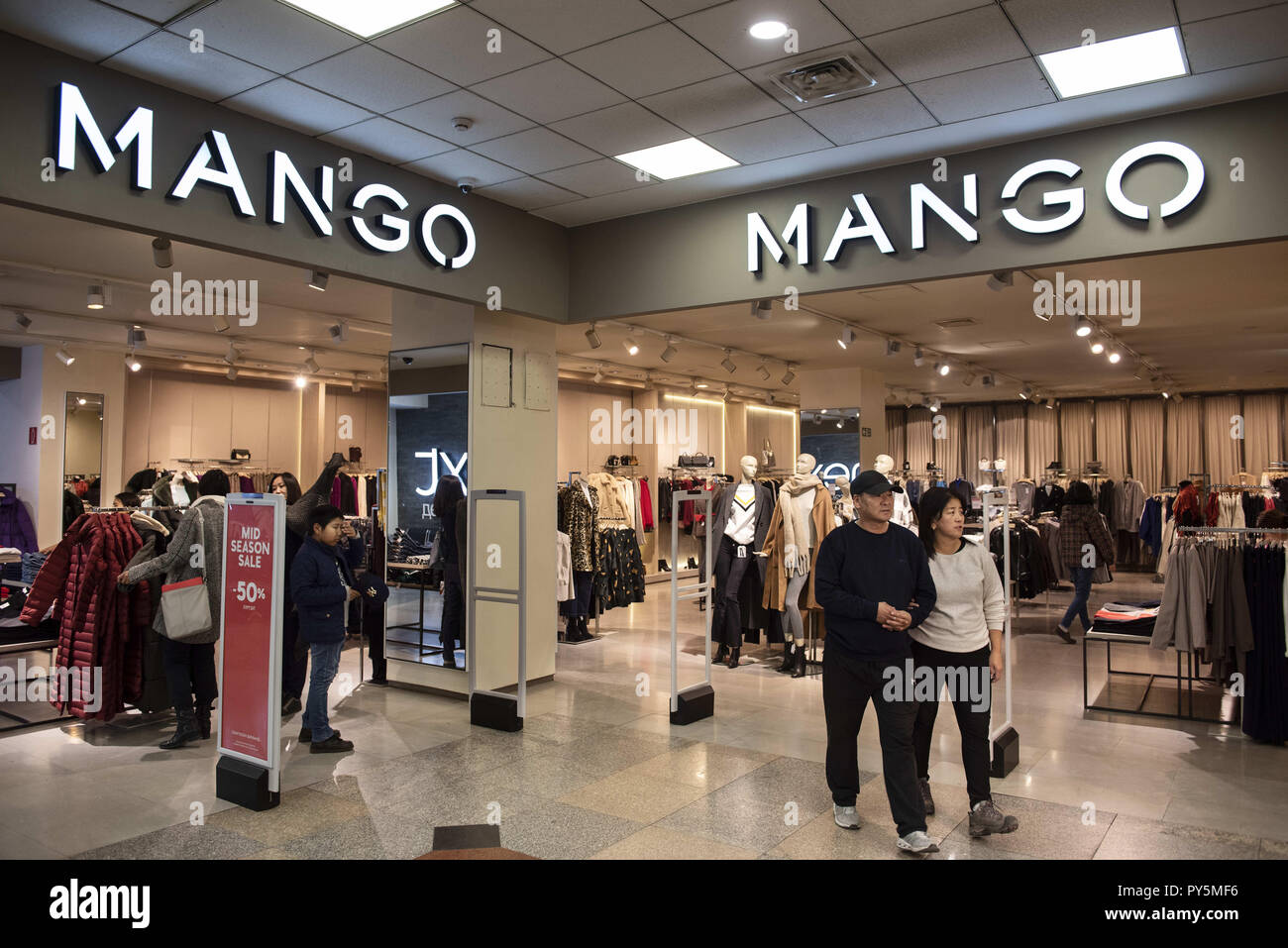 Ulaanbaatar, Mongolia. 13 Oct, 2018. Marca de ropa española Mango tienda  visto en Ulaanbaatar, Mongolia. Crédito: Miguel Candela SOPA/Images/Zuma  alambre/Alamy Live News Fotografía de stock - Alamy